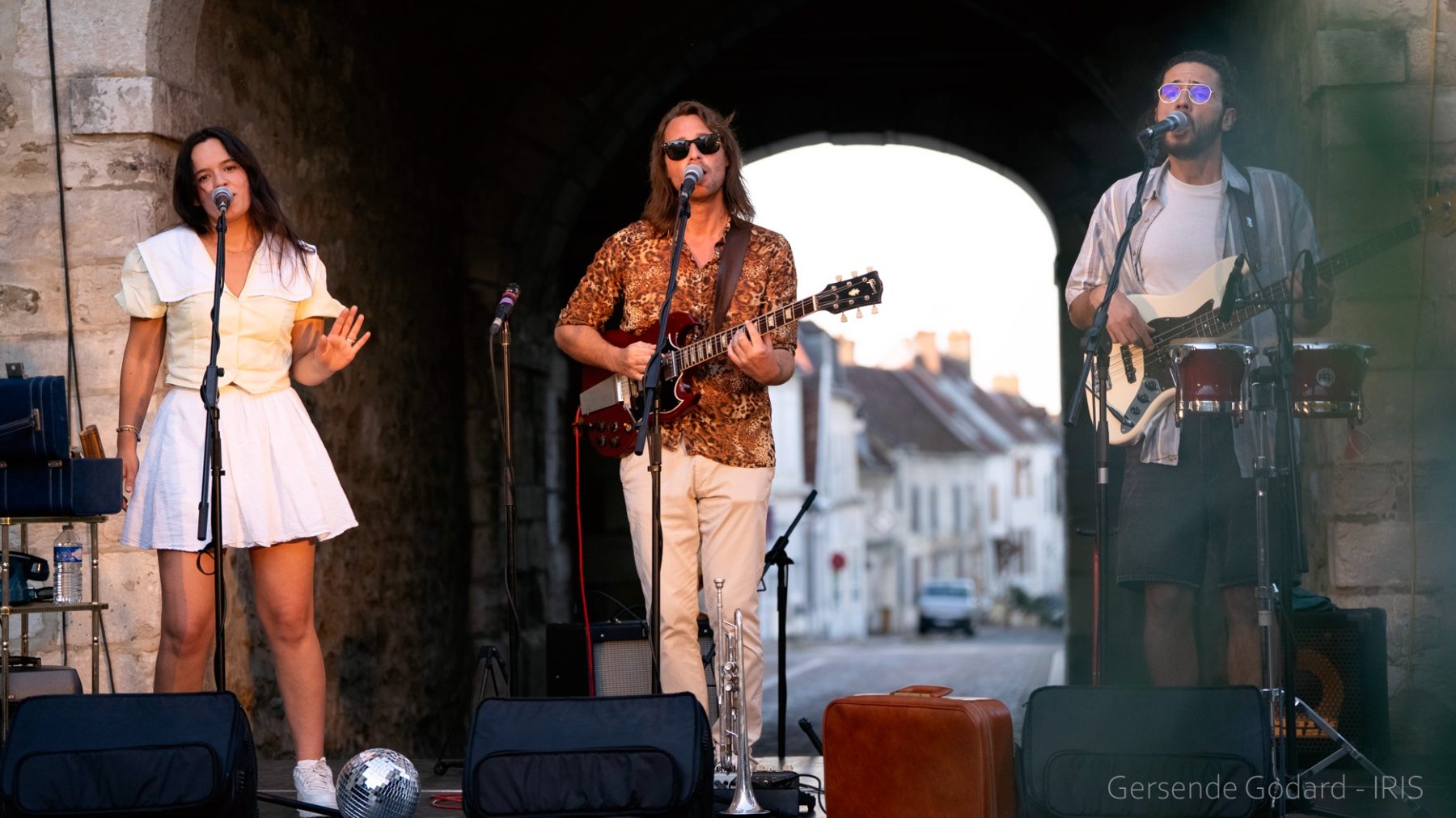 Dernier Touriste en concert sous une arche